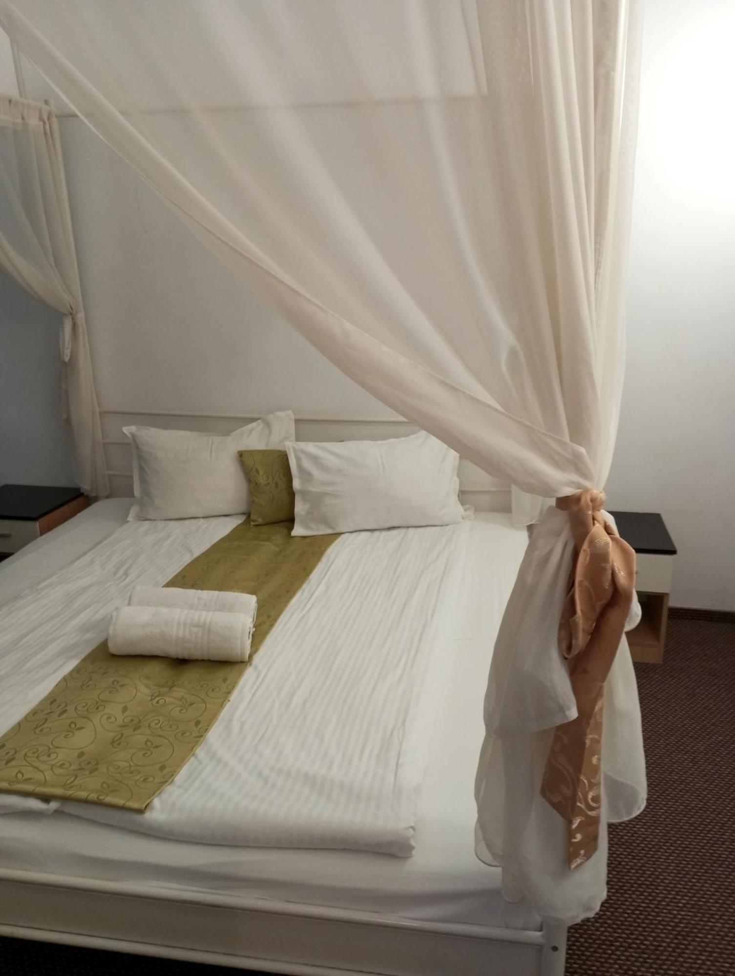 Rhc Royal Hotel Oradea Ngoại thất bức ảnh