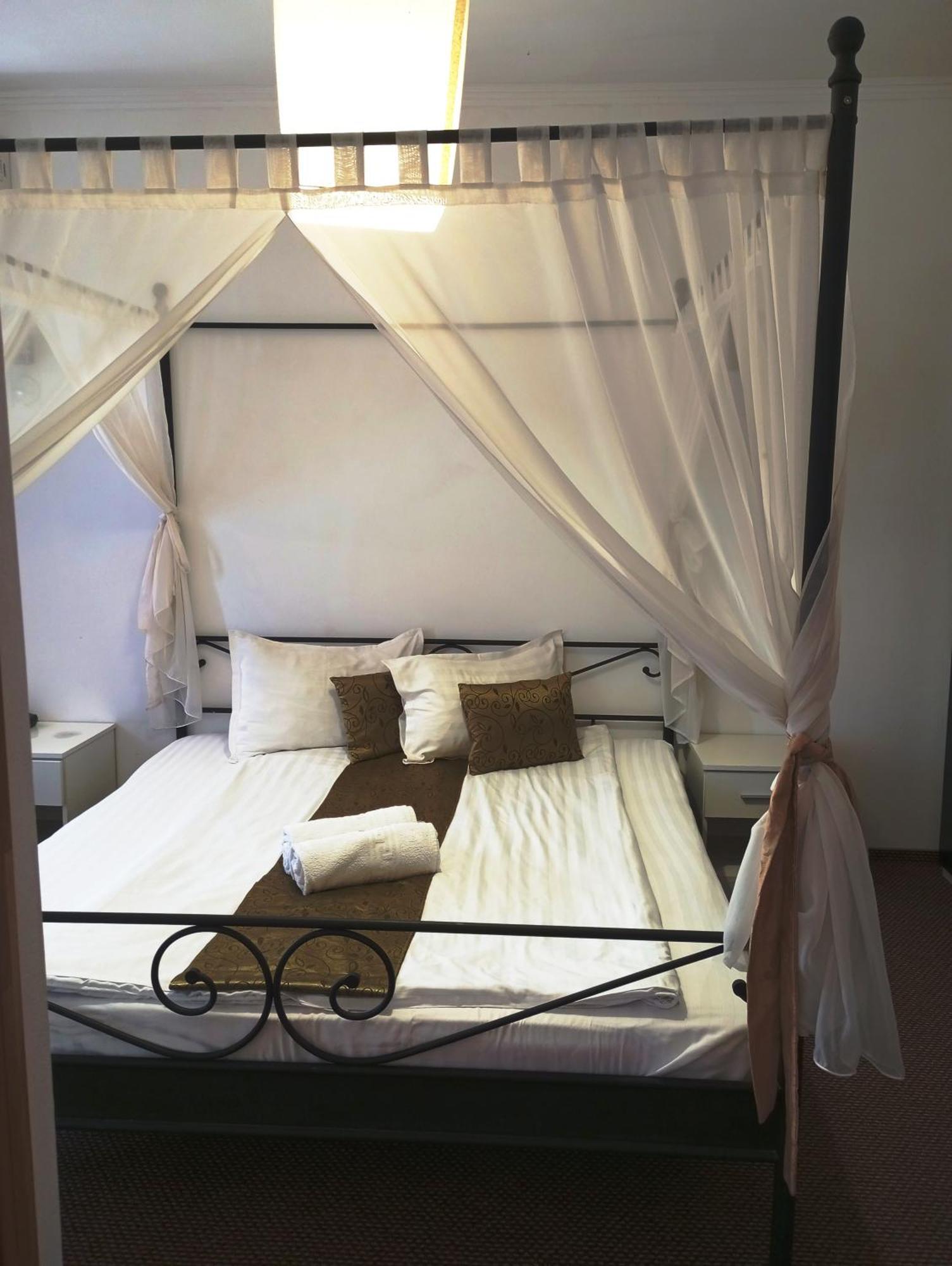 Rhc Royal Hotel Oradea Ngoại thất bức ảnh
