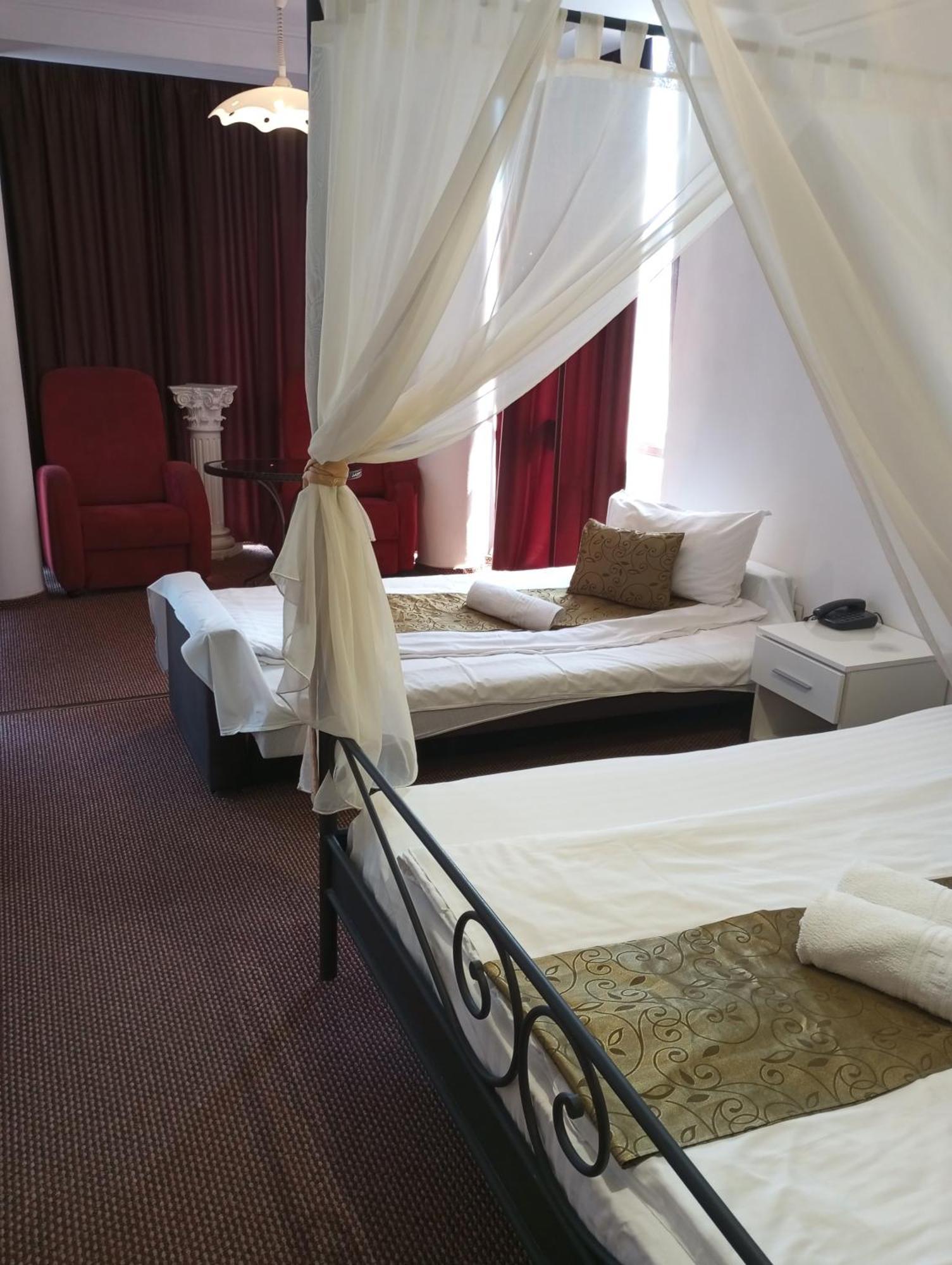 Rhc Royal Hotel Oradea Ngoại thất bức ảnh