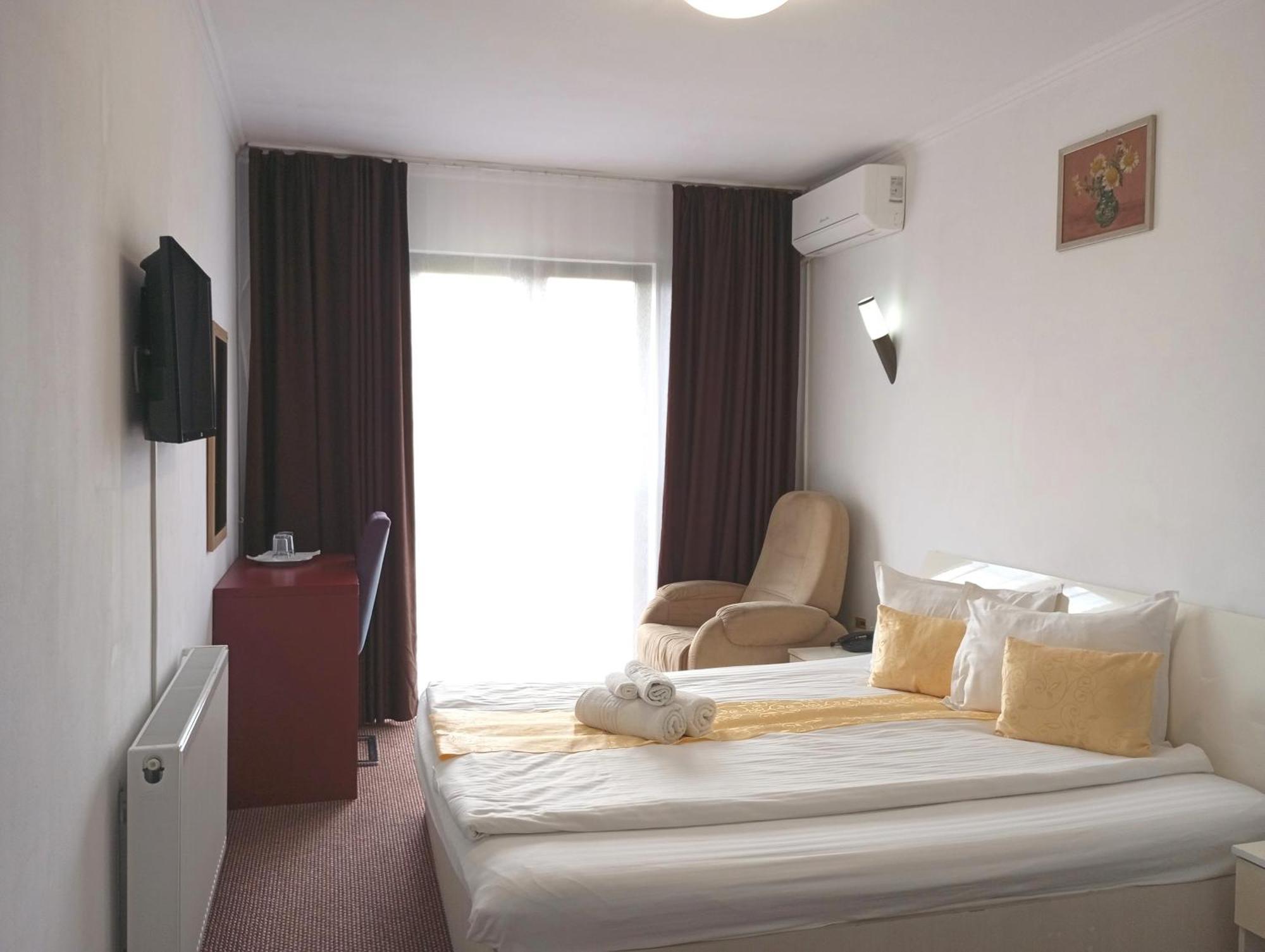 Rhc Royal Hotel Oradea Ngoại thất bức ảnh