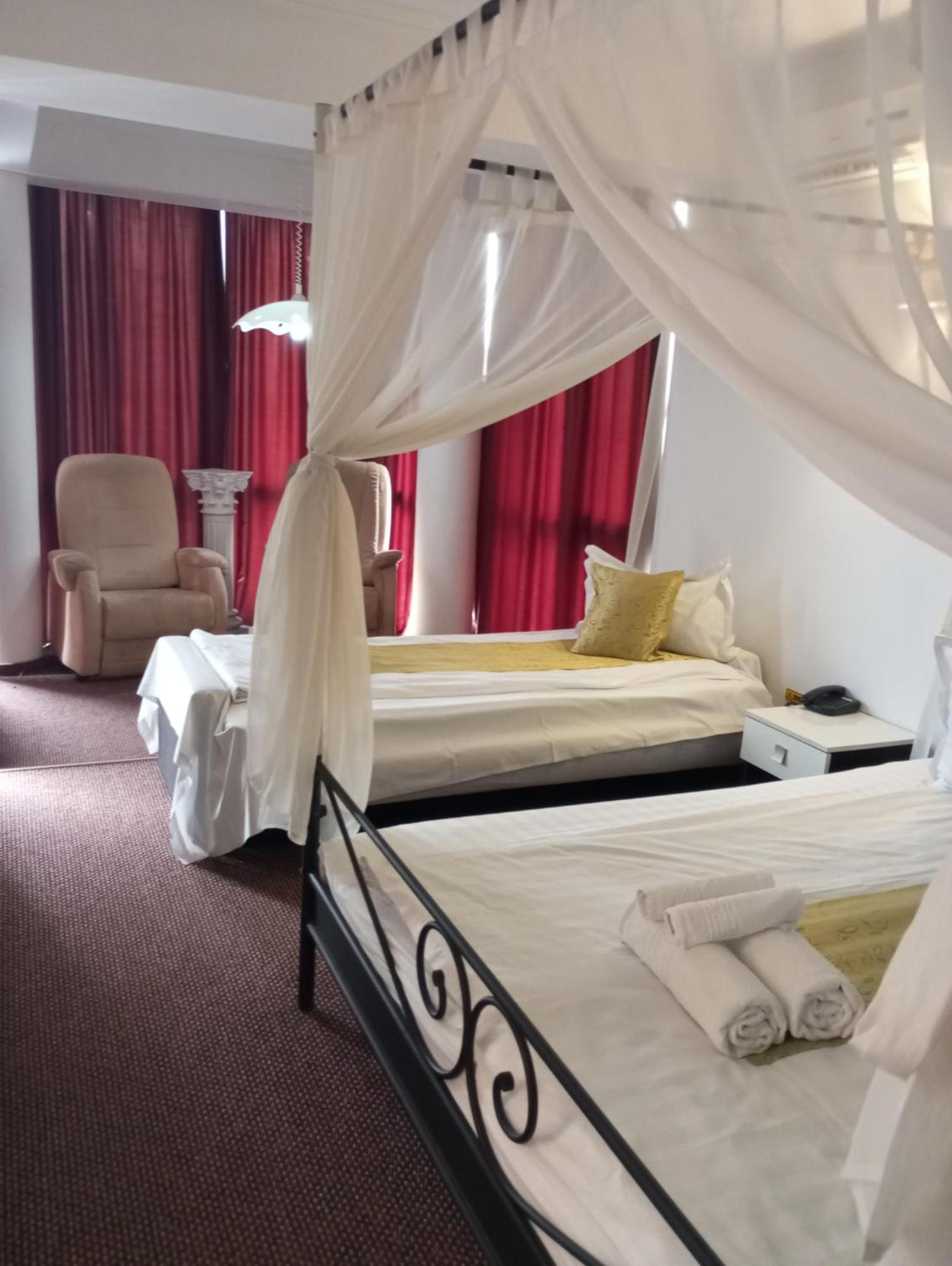 Rhc Royal Hotel Oradea Ngoại thất bức ảnh