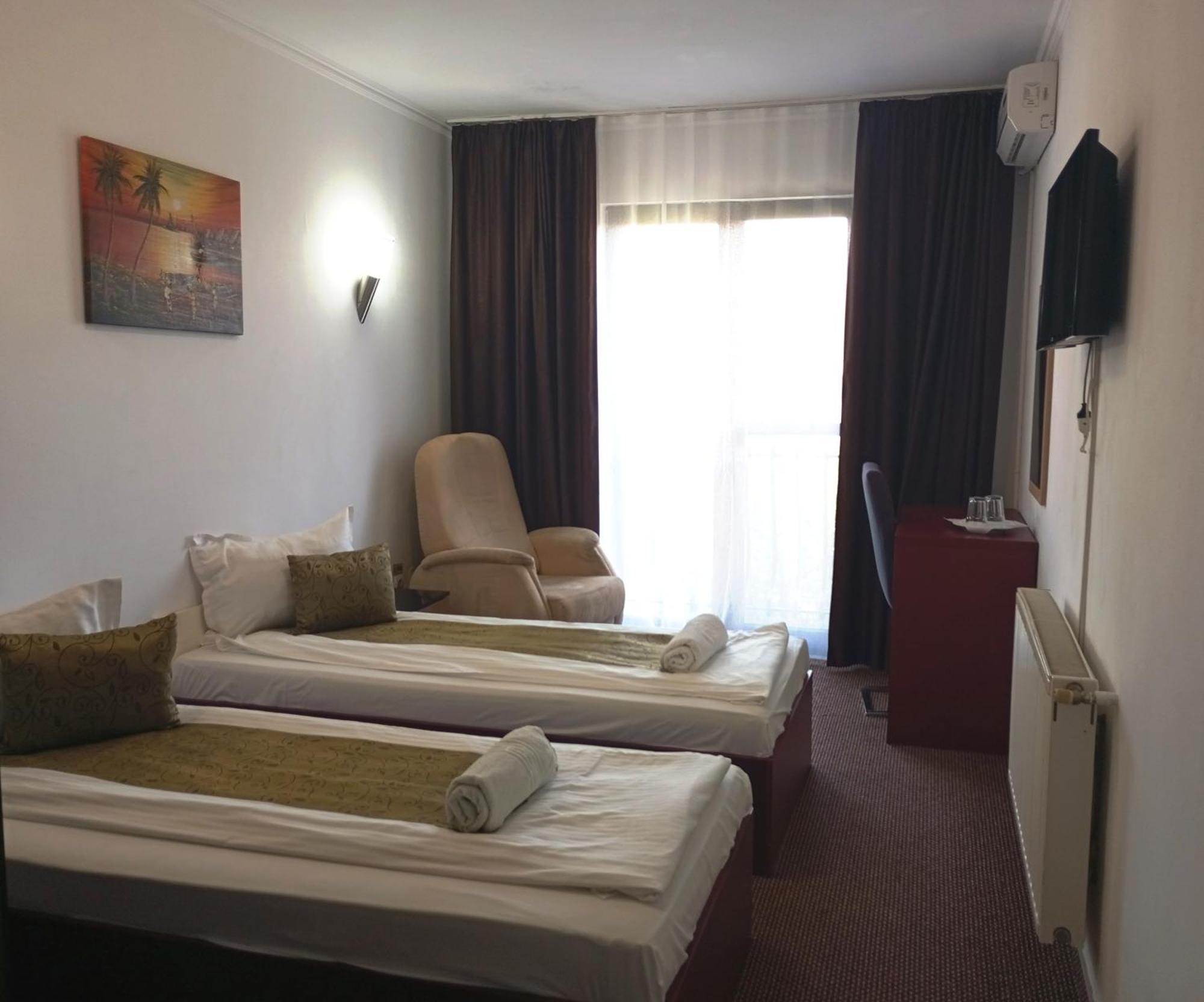 Rhc Royal Hotel Oradea Ngoại thất bức ảnh