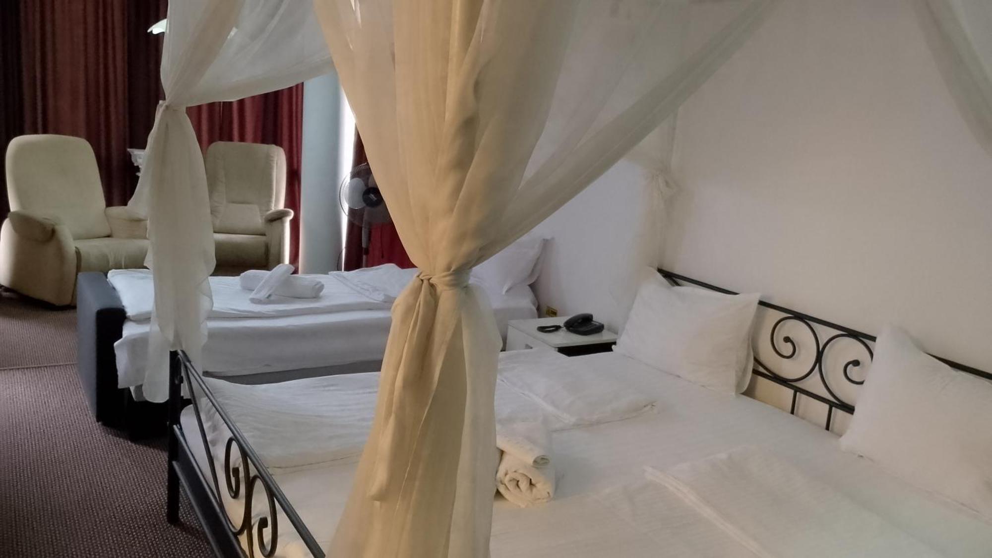 Rhc Royal Hotel Oradea Ngoại thất bức ảnh