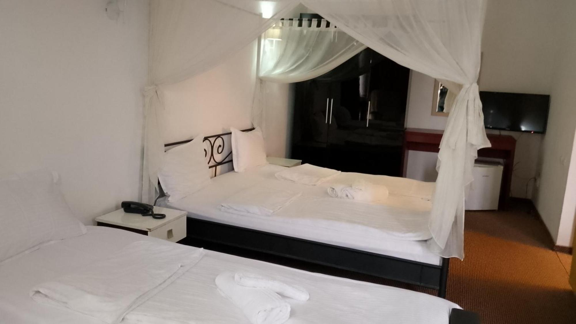 Rhc Royal Hotel Oradea Ngoại thất bức ảnh