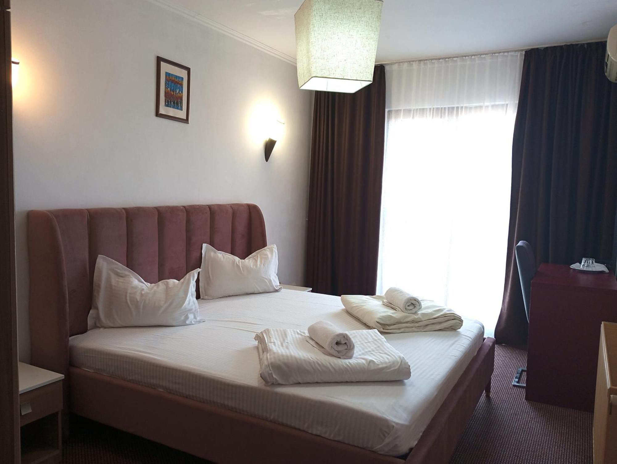 Rhc Royal Hotel Oradea Ngoại thất bức ảnh