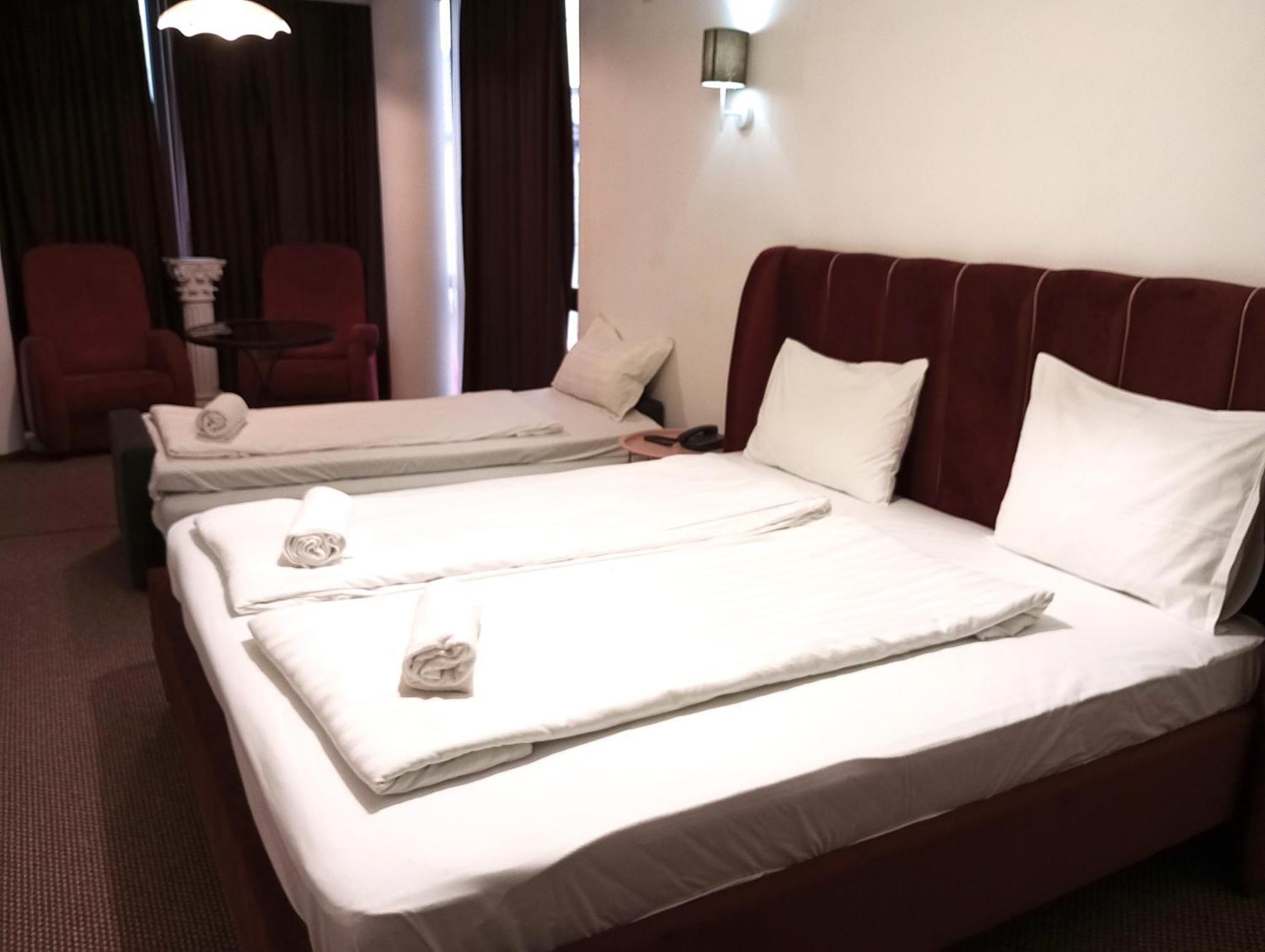Rhc Royal Hotel Oradea Ngoại thất bức ảnh