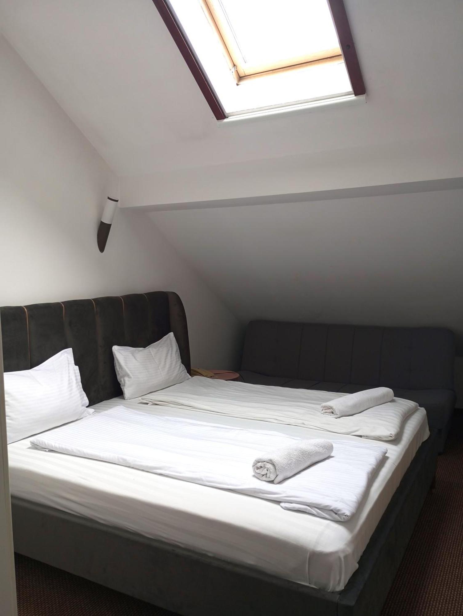Rhc Royal Hotel Oradea Ngoại thất bức ảnh